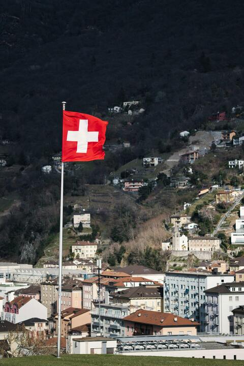 Swiss flag pole mountain city — USA Crypto Regulation 2026: SEC, CFTC & FIT21 Explained